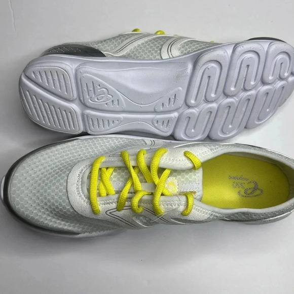 Easy Spirit 360 size 9 1/2 white sneakers with no signs of wear - Picture 3 of 4